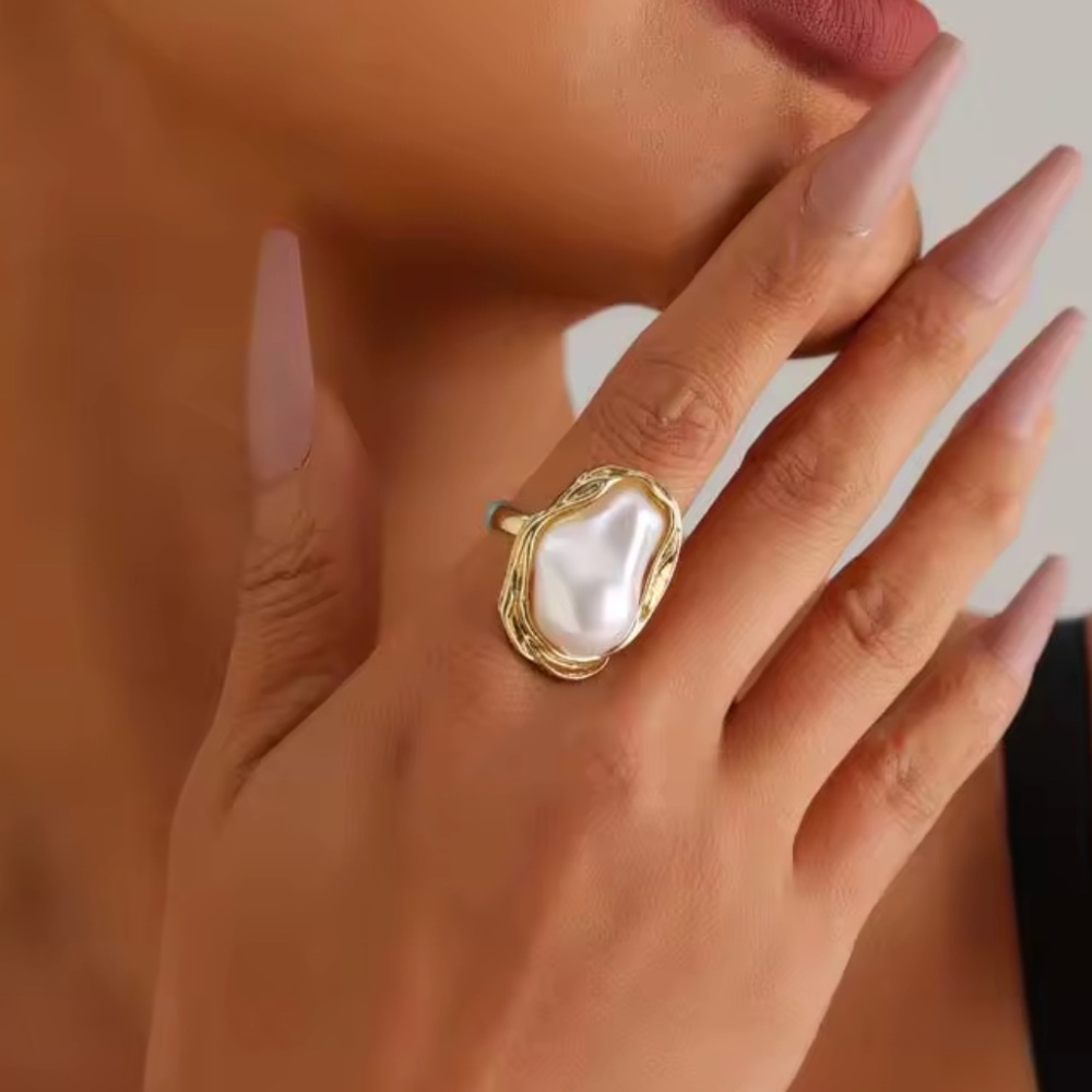 New! Women’s ZARA model Gold and Pearl Ring adjustable